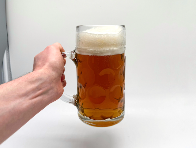 Nach der Aushärtung ist Acrybond 2008 (Glaskleber) sofort belastbar. Hier im Beispiel mit mehreren Kilogramm.