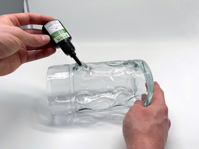 Acrybond 2008 - der dickflüssige UV-Kleber wird auf die zu verklebende Stelle aufgebracht