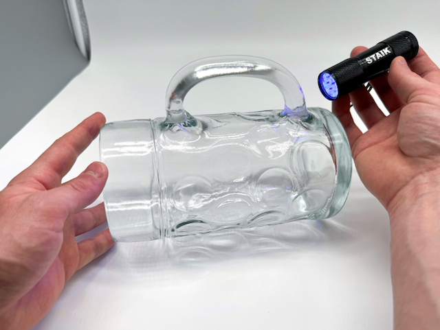 Acrybond 2008 Glaskleber wird mit Hilfe der UV-Lampe ausgehärtet. Überschüssiger Klebstoff kann vor der Aushärtung einfach abgewischt werden.
